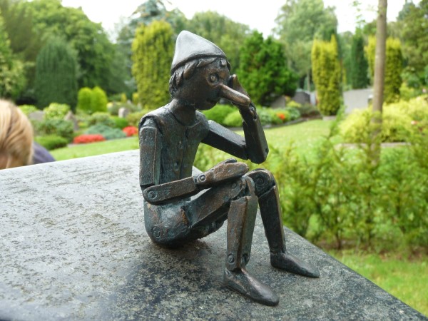 Weinender Pinocchio - seit 16.Mai verschwunden - gestohlen - Foto: Ingbert Lindemann